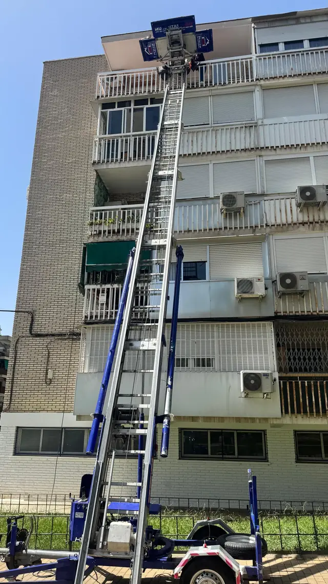 Elevador de fachada desplegado en un edificio de Madrid